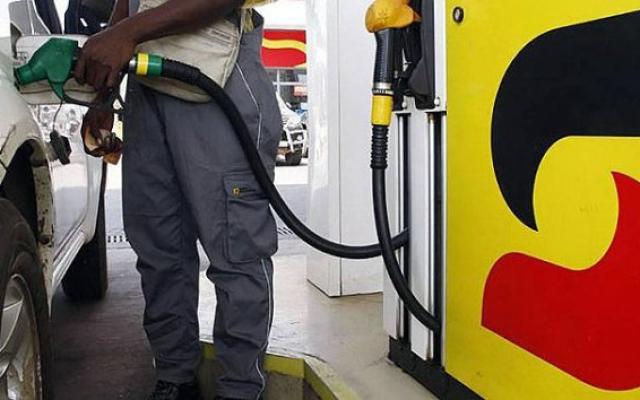 Preço da gasolina sobe para 300 kwanzas, mas taxistas vão continuar a pagar preço anterior